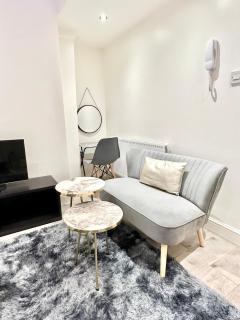 Self Check-In Studio with Onsite Parking, and Great City Access - 4