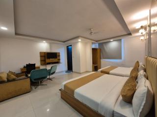 Precesion Palace Suites Near Delhi Airport - 7