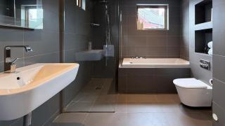 Spacious 4BR Victorian Property w/ Outdoor Terrace - 6