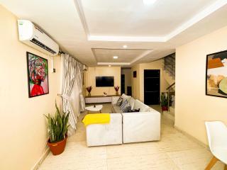 The Yellow Throw House - 9