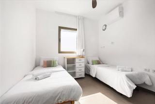 Stunning 4BR Penthouse with Balcony & Sea Views - 8