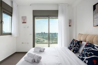 Stunning 4BR Penthouse with Balcony & Sea Views - 4