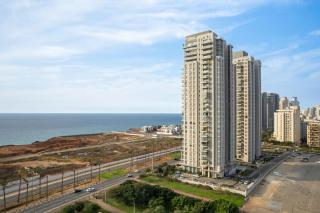 Stunning 4BR Penthouse with Mamad & Balcony & Sea Views - 9
