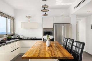 Stunning 4BR Penthouse with Mamad & Balcony & Sea Views - 2