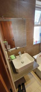 Runway Retreat - Modern Studio Near Airport & M-2 - 2