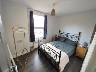 Newly refurbished flat with Free Parking - 4