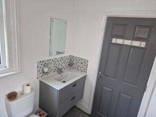 Newly refurbished flat with Free Parking - 5