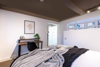 The Coach House, Gatwick - 7