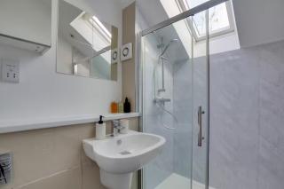 Stylish and Modern Flat with Free Parking - Pass the Keys - 1