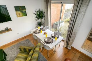 Modern 2-Bed Stay with Garden Parking - Pass the Keys - 4