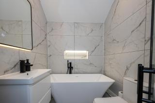 Luxury 5 Bedroom House Parking & EV Near Manchester Centre - 4