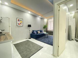 Modern 1BR Flat with Balcony — 1 Min to Istiklal - 4