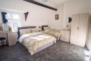 Perfect for Contractors - Private Parking - 6