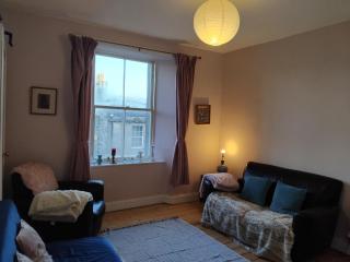 Sleeps 4 central location cosy traditional Edinburgh flat - 5