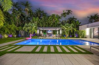 Private Villa with Heated Pool, Basketball Court and BBQ - 2