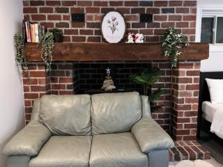 Modern Newly-Renovated Suite Free Parking pet friendly - 2