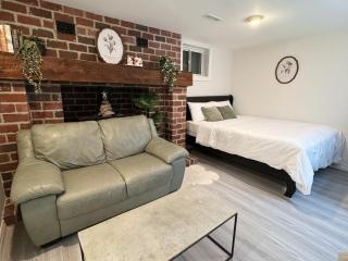 Modern Newly-Renovated Suite Free Parking pet friendly - 3