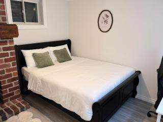 Modern Newly-Renovated Suite Free Parking pet friendly - 4