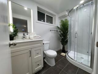 Modern Newly-Renovated Suite Free Parking pet friendly - 9