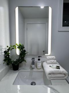 Modern Newly-Renovated Suite Free Parking - 2