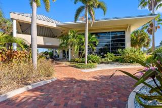 Bright & Stylish Waterfront Studio Retreat - 6