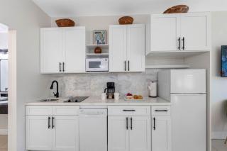 Bright & Stylish Waterfront Studio Retreat - 3