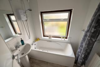 Spacious four bedroom Home with Parking Family Friendly - 4