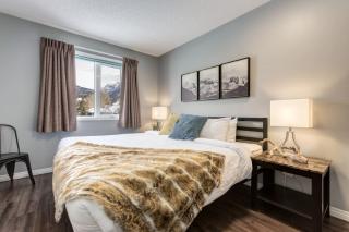 Stunning 3BR Escape with Mountain Views in Canmore - 9