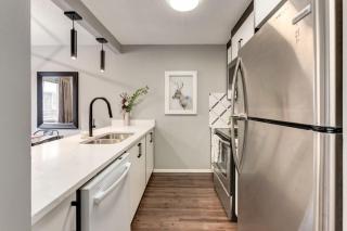 Stunning 3BR Escape with Mountain Views in Canmore - 3