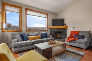 3BR Luxury Top Floor Condo with Great views - 9