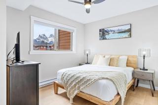 Newly Renovated 3BR Condo with Hot Tub and MTN Views - 9