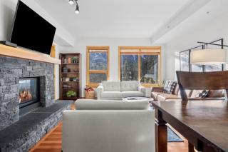 Mountain Views Lux 2BR Condo in Canmore with Hot Tub - 0