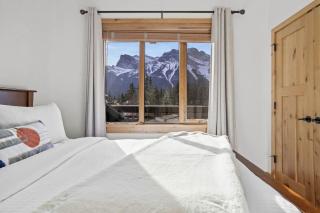 Mountain Views Lux 2BR Condo in Canmore with Hot Tub - 2