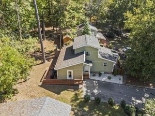 Lake Trace Retreat near Carolina Traverse Country Club - 3