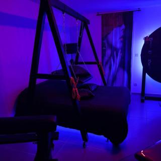 L'Atelier KUROI - Love Room BDSM - Balançoire, Banc de fessée, Cage, Croix, Tantra - 9