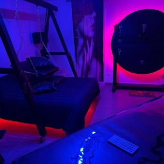 L'Atelier KUROI - Love Room BDSM - Balançoire, Banc de fessée, Cage, Croix, Tantra - 0