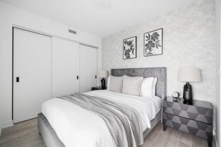 Stylish 2BR Retreat Parking & Sleeps 6 - 9