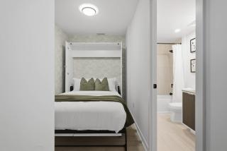 Stylish 2BR Retreat Parking & Sleeps 6 - 7