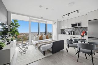 Stylish 2BR Retreat Parking & Sleeps 6 - 4