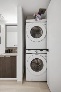 Stylish 2BR Retreat Parking & Sleeps 6 - 1