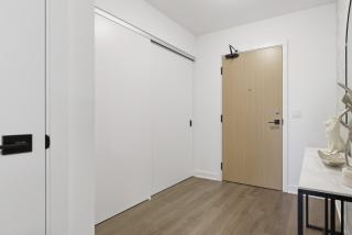 Modern 3BR Condo Sleeps 8 with Floor-to-Ceiling Views - Toronto - 4