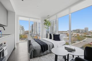 Modern 3BR Condo Sleeps 8 with Floor-to-Ceiling Views - Toronto - 2