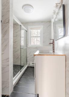 Modern & Sunny Back Cove House Private Parking! - 4