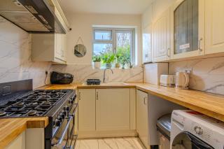 Modern Double Room with Fire TV - Bromley - 8