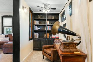 Luxurious 1875 centrally located Canton Akron home, expansive primary & sunset view - 4