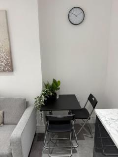 Modern Luxe Studio Flat - 6