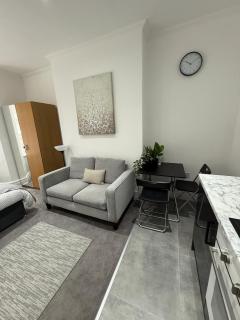 Modern Luxe Studio Flat - 4