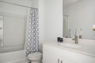 Luxury 1B1B with Balcony Downtown 542Blvd - 2