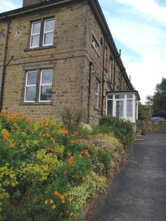 Carlton Villas: Bright 2BR Retreat with Garden - 7