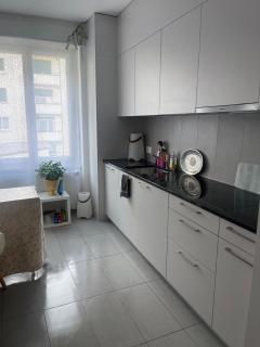 Salon lumineux avec TV et Canapé - 8